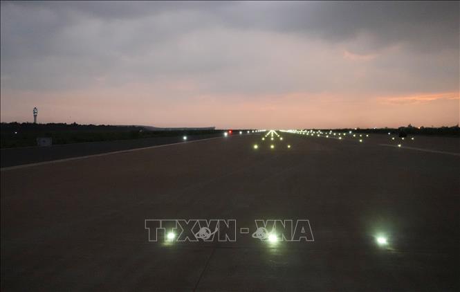 Chạy thử đèn tín hiệu hàng không tại đường cất hạ cánh thứ nhất sân bay Long Thành, cuối tháng 9/2026. Ảnh: Công Phong - TTXVN