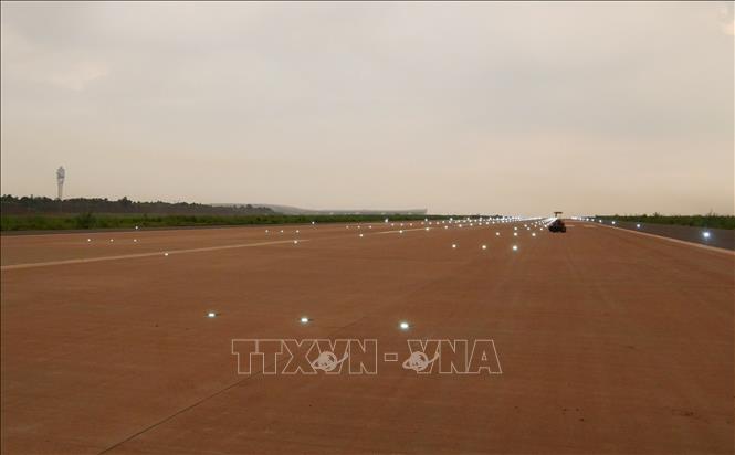 Chạy thử đèn tín hiệu hàng không tại đường cất hạ cánh thứ nhất sân bay Long Thành, cuối tháng 9/2026. Ảnh: Công Phong - TTXVN