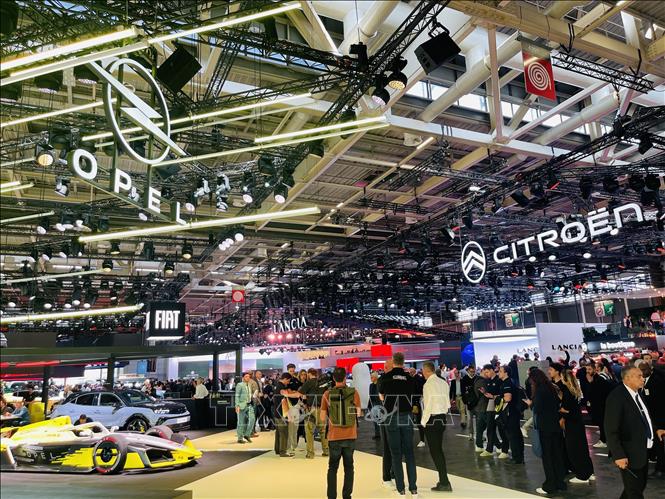 Không khí tại các khu trưng bày của Triển lãm ô tô thế giới Paris 2026, nơi nhiều hãng xe giới thiệu sản phẩm mới và những định hướng thiết kế, công nghệ của ngành ô tô. Ảnh: Trần Đức Hùng - TTXVN