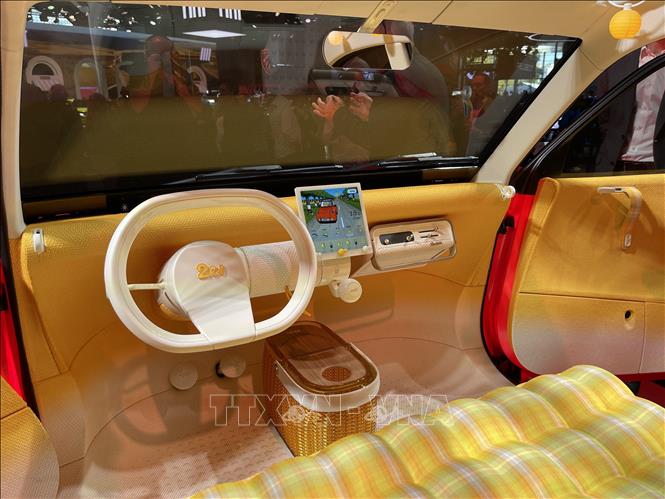 Chi tiết bảng điều khiển, vô lăng và màn hình trung tâm trong mẫu xe Citroën trưng bày tại Triển lãm ô tô thế giới Paris 2026, kết hợp cảm hứng thiết kế cổ điển với trang bị kỹ thuật số. Ảnh: Trần Đức Hùng - TTXVN