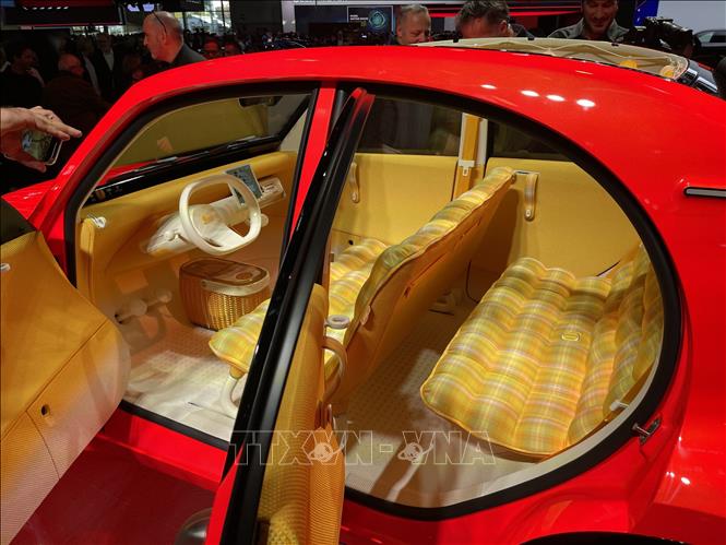 Không gian nội thất mẫu xe Citroën mang phong cách hoài cổ, với ghế bọc vải họa tiết vàng, vô lăng nhỏ và cách bố trí khoang lái đơn giản tại Triển lãm ô tô thế giới Paris 2026. Ảnh: Trần Đức Hùng - TTXVN