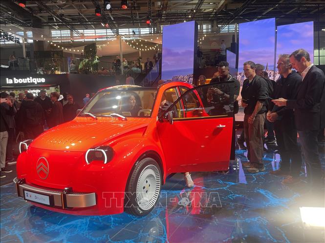 Mẫu xe mang cảm hứng thiết kế từ Citroën 2CV, với kiểu dáng nhỏ gọn và màu đỏ nổi bật, thu hút khách tham quan tại Triển lãm ô tô thế giới Paris 2026. Ảnh: Trần Đức Hùng - TTXVN