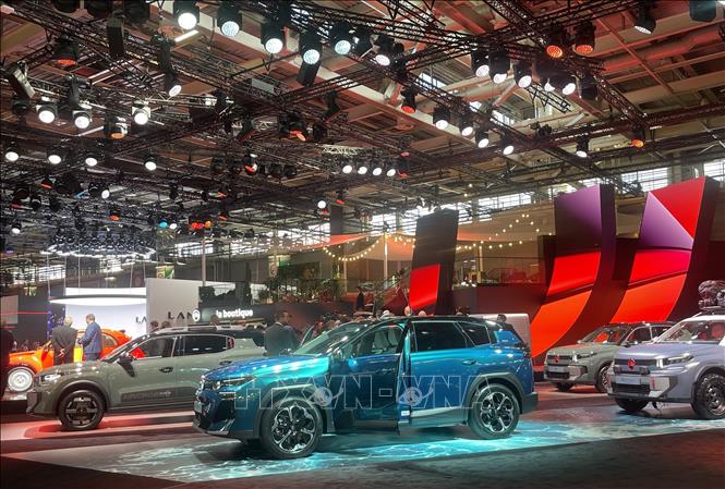 Nhiều mẫu xe của thương hiệu Citroën được trưng bày tại Triển lãm ô tô thế giới Paris 2026, trong không gian thiết kế nổi bật với hệ thống ánh sáng và đồ họa lớn. Ảnh: Trần Đức Hùng - TTXVN