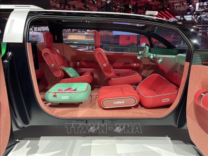 Khoang nội thất mẫu xe ý tưởng FIAT Multiplay với ghế ngồi màu đỏ và cách bố trí linh hoạt. Theo hãng, mẫu xe nghiên cứu khả năng chuyển đổi từ cấu hình gia đình 6+1 chỗ sang xe bán tải bốn chỗ. Ảnh: Trần Đức Hùng - TTXVN