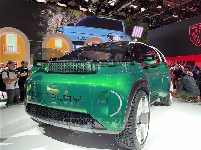 Mẫu xe ý tưởng FIAT Multiplay màu xanh được giới thiệu tại Triển lãm ô tô thế giới Paris 2026. Thiết kế dài 4,45 m kết hợp đặc điểm của xe gia đình, xe thể thao đa dụng và xe bán tải. Ảnh: Trần Đức Hùng - TTXVN