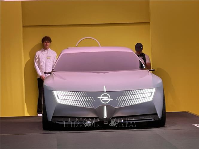 Mẫu xe ý tưởng Opel STX Concept với thiết kế phần đầu mang phong cách tương lai, được giới thiệu tại Triển lãm ô tô thế giới Paris 2026. Ảnh: Trần Đức Hùng - TTXVN