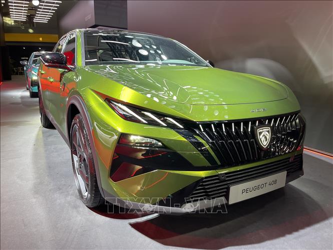 Mẫu xe Peugeot 408 màu xanh lá cây được trưng bày tại Triển lãm ô tô thế giới Paris 2026, nổi bật với thiết kế đầu xe sắc nét và lưới tản nhiệt mang biểu tượng sư tử. Ảnh: Trần Đức Hùng - TTXVN