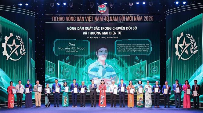 Trao biểu trưng, bằng khen tôn vinh những 