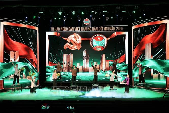 Tiết mục văn nghệ mở màn Lễ tôn vinh và trao danh hiệu Nông dân Việt Nam xuất sắc 40 năm Đổi mới. Ảnh: Lê Đông - TTXVN
