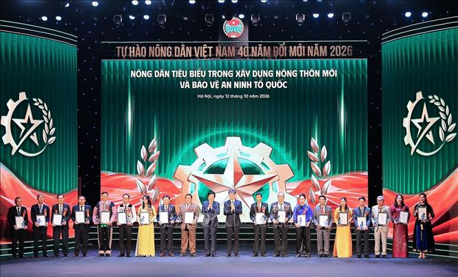 Trao biểu trưng, bằng khen tôn vinh những 