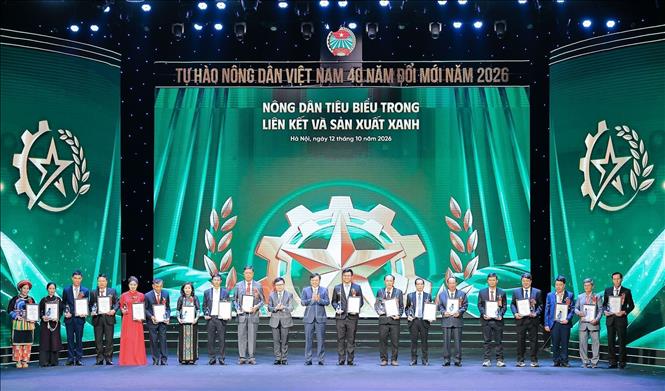 Trao biểu trưng, bằng khen tôn vinh những 