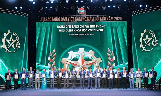 Trao biểu trưng, bằng khen tôn vinh những 