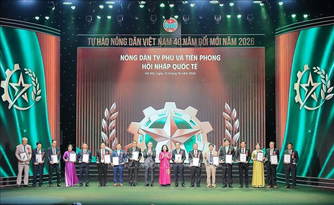 Chủ tịch UBTW MTTQ Việt Nam Bùi Thị Minh Hoài và Chủ tịch Trung ương Hội Nông dân Việt Nam Lương Quốc Đoàn trao biểu trưng, bằng khen tôn vinh những 