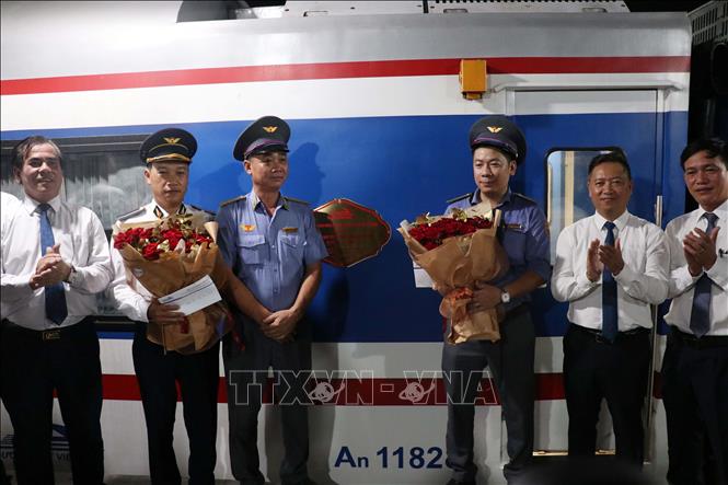 Đại diện công ty tặng hoa cho tiếp viên đoàn tàu SNT2 tuyến Sài Gòn - Nha Trang trước giờ khởi hành. Ảnh: Tiến Lực - TTXVN