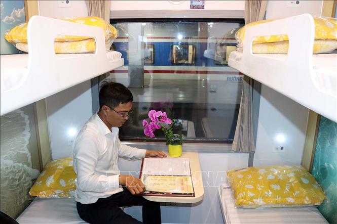 Đoàn tàu SNT1/SNT2 được ngành đường sắt nghiên cứu, thiết kế và nâng cấp nhằm mang đến cho hành khách trải nghiệm đi lại an toàn, tiện nghi, với chất lượng dịch vụ tốt hơn. Ảnh: Tiến Lực - TTXVN