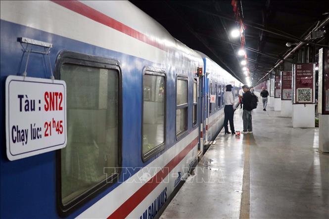 Tàu SNT2 khởi hành từ ga Sài Gòn lúc 21h45, đến ga Nha Trang lúc 5h40 phút sáng hôm sau. Ảnh: Tiến Lực - TTXVN