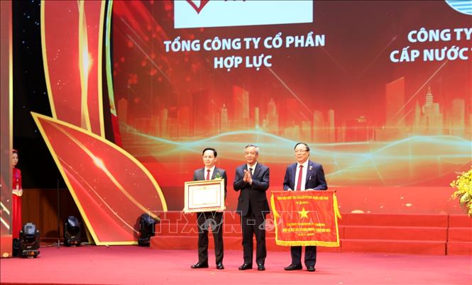 Lãnh đạo tỉnh trao bằng khen biểu dương cho các doanh nghiệp. Ảnh: Nguyễn Nam-TTXVN