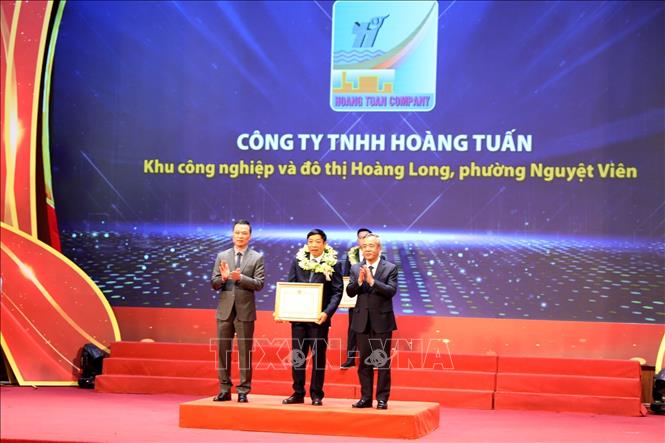 Lãnh đạo tỉnh trao bằng khen biểu dương các doanh nghiệp, doanh nhân tiêu biểu trên địa bàn tỉnh.
Ảnh: Nguyễn Nam-TTXVN