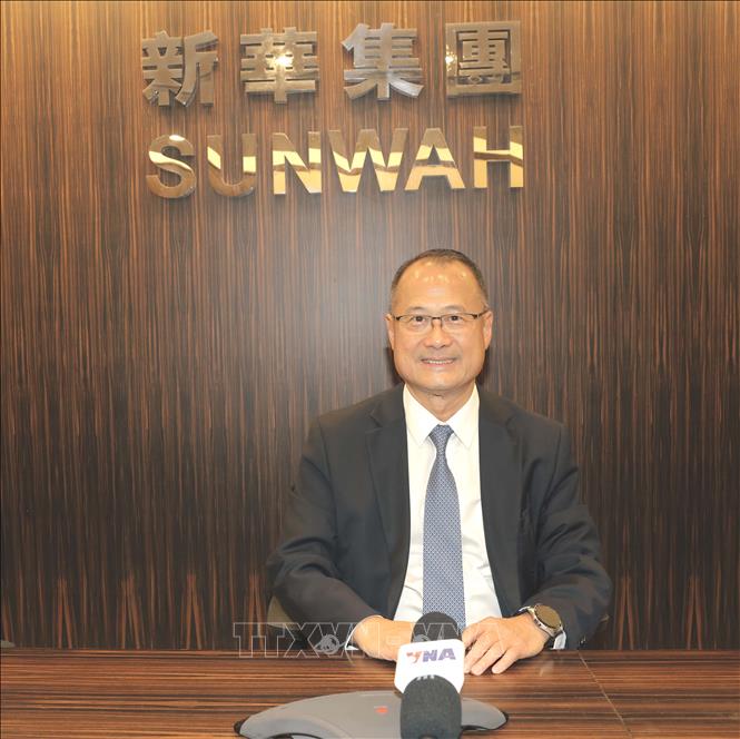 Tiến sĩ Jonathan Choi - Chủ tịch Tập đoàn Sunwah (Hong Kong), Chủ tịch Phòng Thương mại Trung Quốc tại Hong Kong, Chủ tịch Tập đoàn VinaCapital (Việt Nam) trả lời phỏng vấn của TTXVN. Ảnh: Xuân Vịnh-Phóng viên TTXVN tại Hong Kong (Trung Quốc)

