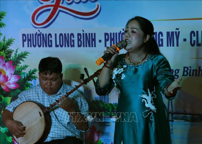 Các câu lạc bộ đơn ca tài tử là môi trường thực hành nghệ thuật nghiêm túc, đồng thời duy trì được sự gần gũi, tự nhiên vốn có của loại hình nghệ thuật này. Ảnh: Duy Khương – TTXVN