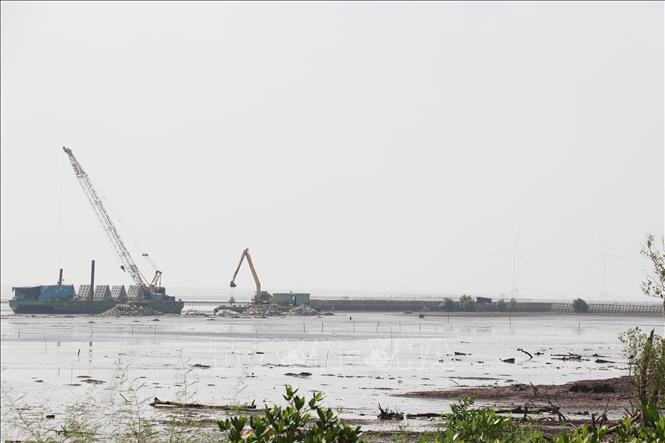 Phương tiện thi công 28 đê giảm sóng của gói thầu xây dựng Đoạn 1 (nối tiếp tuyến đê giảm sóng Tân Thành phía bắc đến cống Rạch Bùn). Ảnh: Hữu Chí - TTXVN