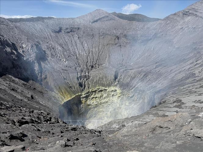 Miệng núi lửa Bromo tại tỉnh Đông Java, Indonesia vẫn đang hoạt động, thường xuyên ghi nhận hiện tượng khí và khói bốc lên. Ảnh: Đỗ Quyên – PV TTXVN tại Indonesia