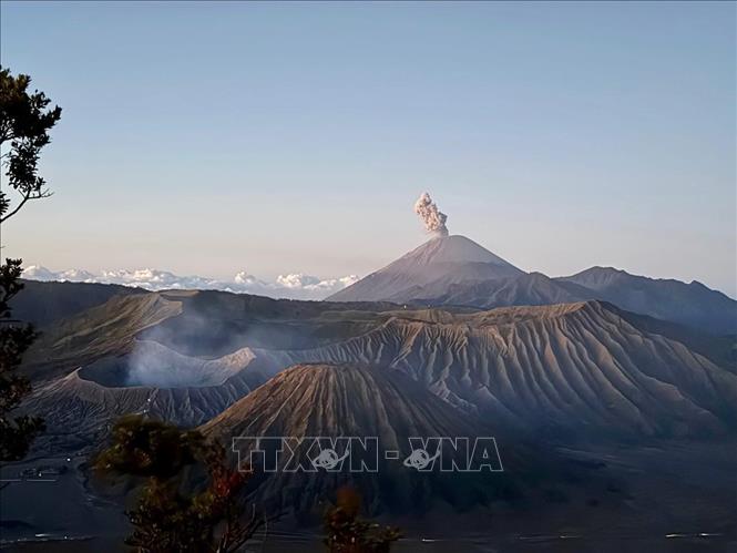 Núi lửa Semeru phun cột tro, trong khi khói bốc lên từ miệng núi lửa Bromo, thuộc quần thể núi lửa Tengger, tỉnh Đông Java, Indonesia. Ảnh: Đỗ Quyên – PV TTXVN tại Indonesia