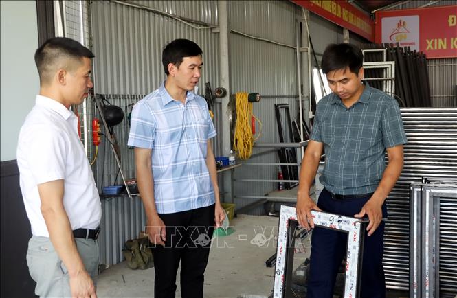 Anh Trần Thiện Nam, Giám đốc điều hành Công ty TNHH Sản xuất và Phát triển Xây dựng Đức Nam, xã Bình Giang, tỉnh Ninh Bình, giới thiệu sản phẩm của doanh nghiệp. Ảnh: Nguyễn Lành - TTXVN