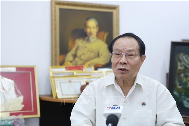 Ông Dương Đình Bảng, Chủ tịch Trung ương Hội Doanh nghiệp Việt Nam tại Lào (AVILA), trả lời phỏng vấn. Ảnh: Xuân Tú - PV TTXVN tại Lào