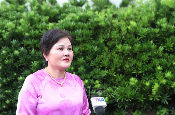 Bà Phạm Thị Minh Hường, Phó Chủ tịch Điều hành Hiệp hội Doanh nhân Việt Nam ở nước ngoài, Ủy viên Ban Thường vụ Tổng hội người Việt Nam tại Lào, Chủ tịch HĐQT kiêm Tổng Giám đốc Công ty Gold Phuc, trả lời phỏng vấn. Ảnh: Xuân Tú - PV TTXVN tại Lào