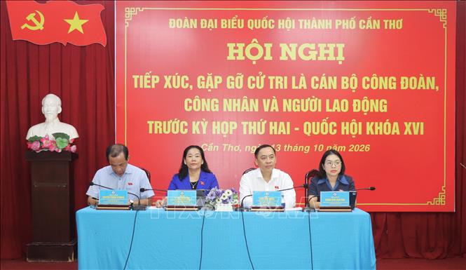 Đoàn Đại biểu tiếp xúc cử tri. Ảnh: Nguyễn Hằng - TTXVN