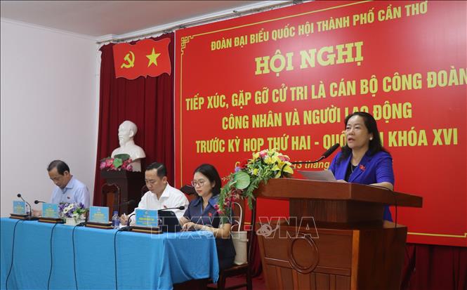 Bà Lê Thị Thanh Lam, Phó Trưởng Đoàn đại biểu Quốc hội thành phố Cần Thơ, báo cáo với cử tri về dự kiến nội dung, chương trình Kỳ họp thứ hai, Quốc hội khoá XVI và một số hoạt động của Đoàn sau kỳ họp thứ nhất. Ảnh: Nguyễn Hằng - TTXVN