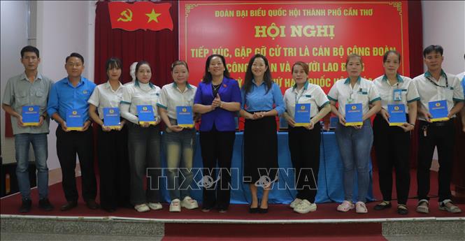 75 phần quà được trao cho đoàn viên, công nhân, người lao động có hoàn cảnh khó khăn, mỗi phần 500.000 đồng. Ảnh: Nguyễn Hằng - TTXVN