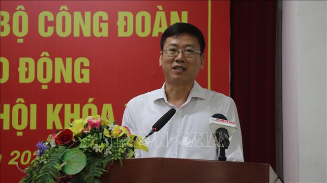 Ông Tiêu Minh Dưỡng, Phó Giám đốc Sở Nội vụ thành phố, trả lời các kiến nghị liên quan chính sách tiền lương. Ảnh: Nguyễn Hằng - TTXVN