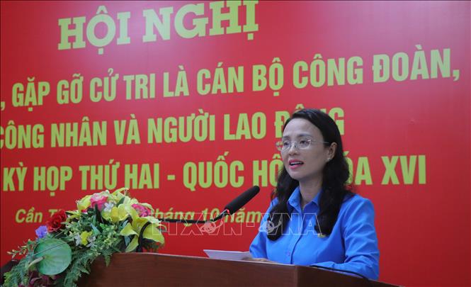 Bà Lê Thị Sương Mai, Chủ tịch Liên đoàn lao động thành phố Cần Thơ, báo cáo các vấn đề nổi bật đoàn viên, người lao động quan tâm. Ảnh: Nguyễn Hằng - TTXVN