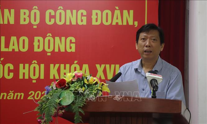 Ông Trần Khánh Trình, Phó Giám đốc Sở Xây dựng, trả lời các kiến nghị liên quan đến nhà ở cho công nhân, người lao động. Ảnh: Nguyễn Hằng - TTXVN