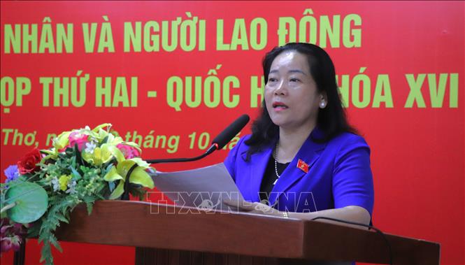 Bà Lê Thị Thanh Lam, Phó Trưởng Đoàn đại biểu Quốc hội thành phố Cần Thơ, báo cáo với cử tri về dự kiến nội dung, chương trình Kỳ họp thứ hai, Quốc hội khoá XVI và một số hoạt động của Đoàn sau kỳ họp thứ nhất. Ảnh: Nguyễn Hằng - TTXVN