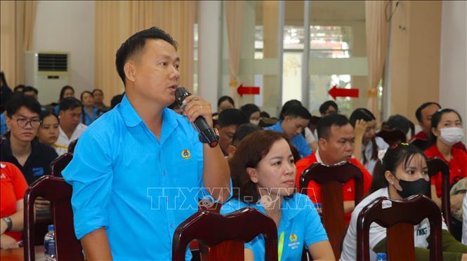 Cử tri kiến nghị các vấn đề liên quan đến nhu cầu nhà ở cho công nhân. Ảnh: Nguyễn Hằng - TTXVN