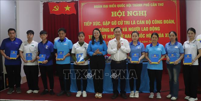 Liên đoàn lao động thành phố tặng 75 phần quà cho đoàn viên, công nhân, người lao động có hoàn cảnh khó khăn. Ảnh: Nguyễn Hằng - TTXVN