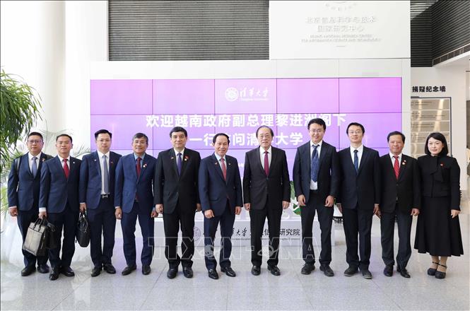 Phó Thủ tướng Chính phủ Lê Tiến Châu chụp ảnh chung cùng lãnh đạo Viện nghiên cứu công nghệ thông tin liên ngành chuyên nghiên cứu về công nghệ AI và lượng tử của Đại học Thanh Hoa. Ảnh: Công Tuyên - PV TTXVN tại Trung Quốc