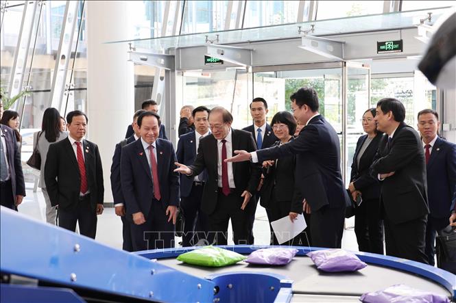 Phó Thủ tướng Chính phủ Lê Tiến Châu và Đoàn công tác tham quan Viện nghiên cứu công nghệ thông tin liên ngành chuyên nghiên cứu về công nghệ AI và lượng tử của Đại học Thanh Hoa. Ảnh: Công Tuyên - PV TTXVN tại Trung Quốc