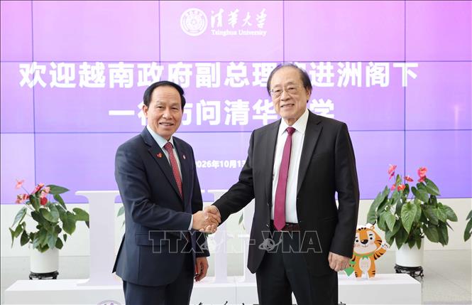 Phó Thủ tướng Chính phủ Lê Tiến Châu và Giáo sư, Viện sĩ Diêu Kỳ Trí, Viện trưởng Viện nghiên cứu công nghệ thông tin liên ngành chuyên nghiên cứu về công nghệ AI và lượng tử của Đại học Thanh Hoa. Ảnh: Công Tuyên - PV TTXVN tại Trung Quốc