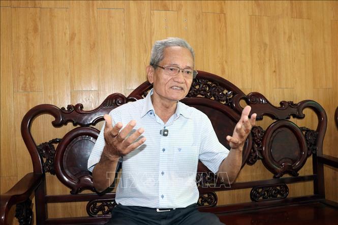 Đảng viên Phạm Văn Thịnh, nguyên Trưởng phòng Kinh doanh Công ty cổ phần Giấy Vĩnh Huê (tiền thân là Công ty Giấy Vĩnh Huê, thuộc Sở Công nghiệp TP. Hồ Chí Minh), quan tâm đến những đổi thay của đất nước. Ảnh: Tiến Lực - TTXVN