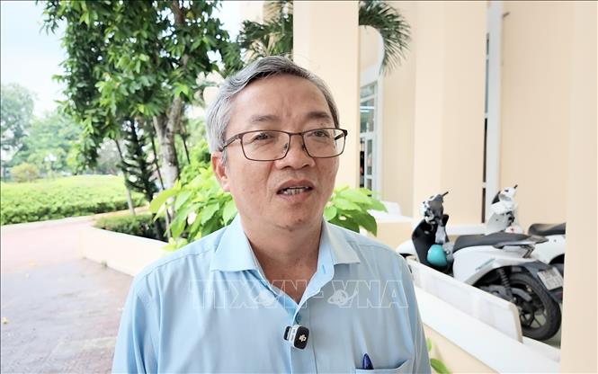 Ông Võ Phan Lê Nguyễn, Phó Bí thư Đảng ủy, Chủ tịch UBND xã Nhà Bè, chia sẻ về các nội dung của Hội nghị Trung ương 4 vừa qua. Ảnh: Tiến Lực - TTXVN