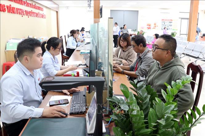Người dân làm thủ tục tại Trung tâm Phục vụ hành chính công xã Bình Hưng (TP. Hồ Chí Minh). Ảnh: Tiến Lực - TTXVN