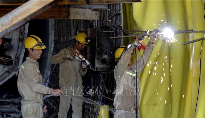 Hàng trăm kỹ sư, công nhân của Công ty Sông Đà 10 chia thành 3 ca làm việc xuyên đêm. Ảnh: Tuấn Anh - TTXVN 