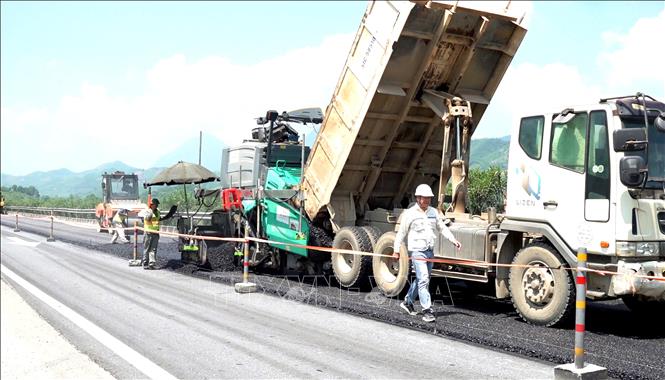 Dự án vừa thi công vừa khai thác, các đơn vị đẩy nhanh tiến độ đồng thời đảm bảo an toàn cho người lao động và phương tiện lưu thông. Ảnh: Tuấn Anh - TTXVN 