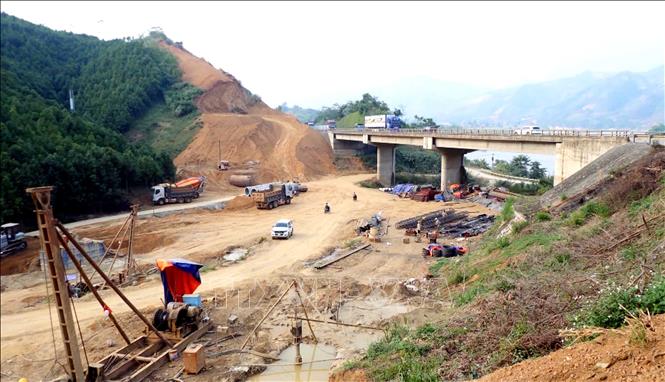 Dự án mở rộng mặt đường từ 2 lên 4 làn xe (rộng 24m) và lắp đặt dải phân cách an toàn. Đoạn Yên Bái - Lào Cai được xây thêm cầu, kéo dài cống chui và nghiên cứu làm hầm dài 530m để sẵn sàng nâng cấp lên 6 làn xe trong tương lai. Ảnh: Tuấn Anh - TTXVN 