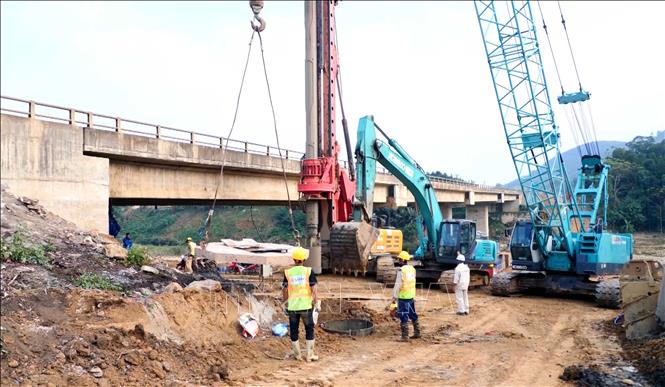 Các nhà thầu đã lập kế hoạch tăng cường thêm máy móc, thiết bị và làm thêm giờ khi điều kiện thời tiết thuận lợi. Hiện nay, tiến độ thi công thực tế vẫn đang bám sát kế hoạch đề ra. Ảnh: Tuấn Anh - TTXVN 