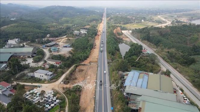 Dự án mở rộng đoạn Yên Bái - Lào Cai thuộc tuyến cao tốc Nội Bài - Lào Cai có tổng chiều dài 121,33 km, dự kiến hoàn thành trong năm 2026. Ảnh: Tuấn Anh - TTXVN 